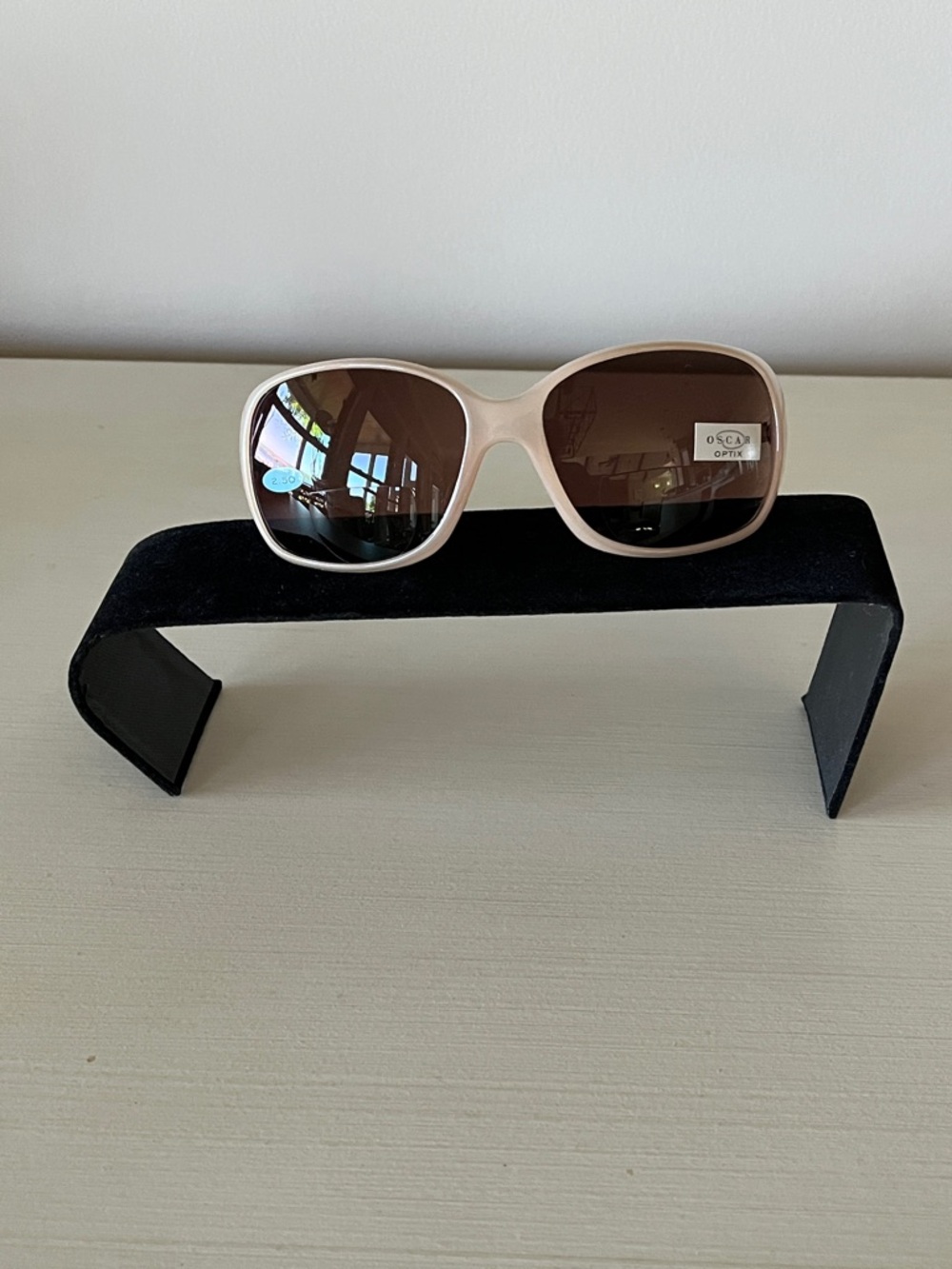 Oscar de la Renta Cream Frame Sunglass/Readers with +2.50 Brown Lenses